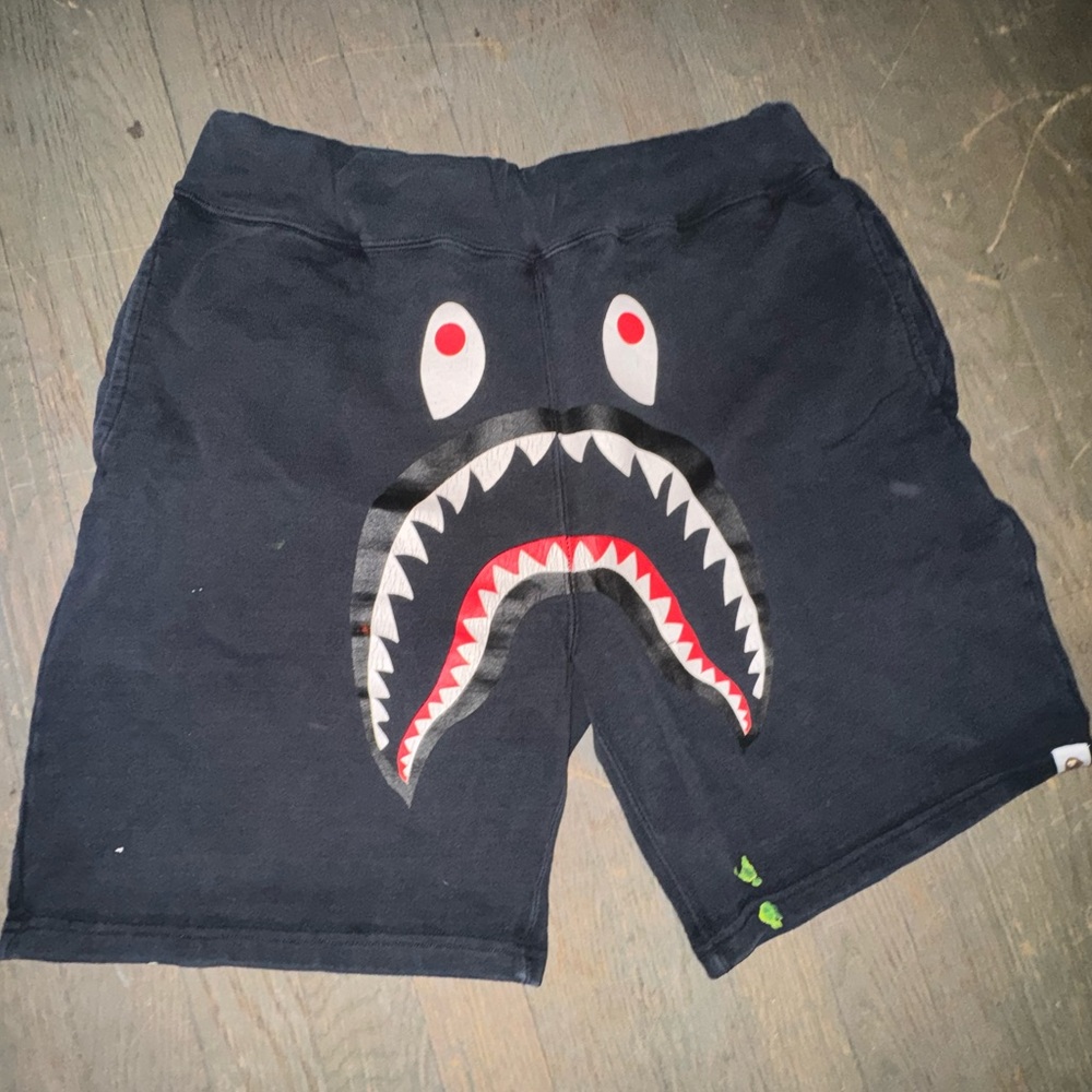 BAPE SHORTS SIZE L FITS LIKE MEDIUM USED